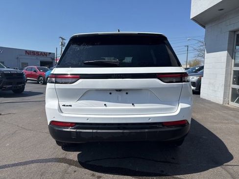 Used 2023 Jeep Grand Cherokee Altitude AWD/4WD image 3
