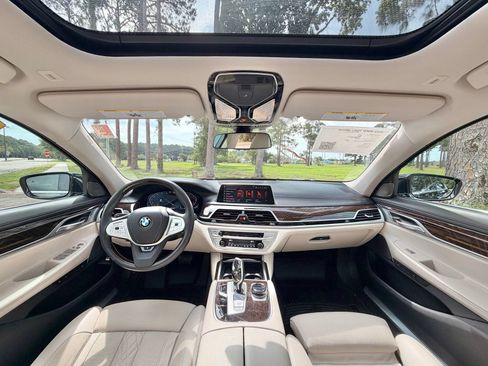 Used 2022 BMW 750i xDrive w/ Executive Package AWD/4WD image 2