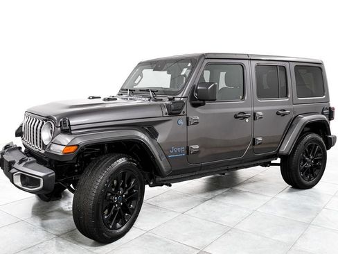 Used 2025 Jeep Wrangler Unlimited Sahara w/ Safety Group AWD/4WD image 4
