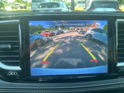 Used 2023 Chrysler Pacifica Touring-L FWD image 15