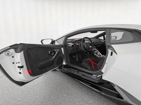 Used 2018 Lamborghini Huracan Performante AWD/4WD image 12