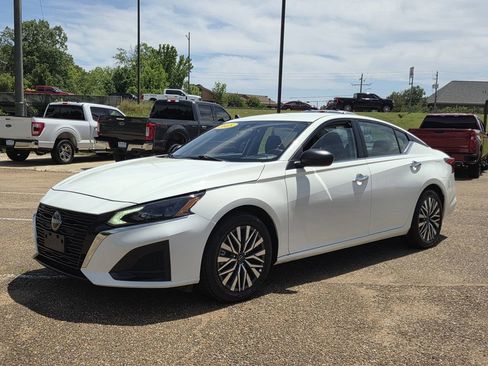 Used 2025 Nissan Altima 2.5 SV FWD image 7