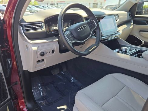 Certified 2024 Jeep Wagoneer Series III w/ Premium Group I AWD/4WD image 32