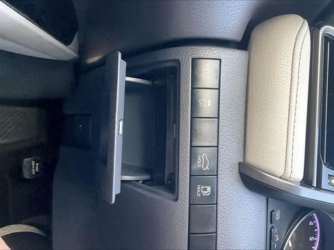 Used 2019 Toyota Camry SE FWD image 33