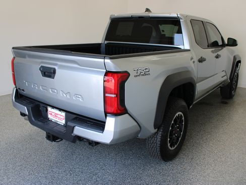 Used 2025 Toyota Tacoma TRD Off-Road AWD/4WD image 7