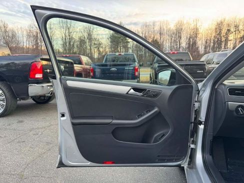 Used 2015 Volkswagen Jetta SE image 9