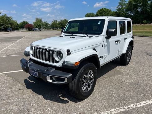 Used 2025 Jeep Wrangler Unlimited Sahara AWD/4WD image 5