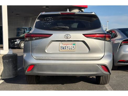 Used 2021 Toyota Highlander XLE image 6