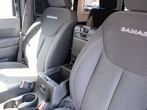 Used 2018 Jeep Wrangler Unlimited Sahara AWD/4WD image 7