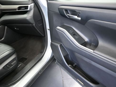 Used 2023 Toyota Highlander XLE image 26