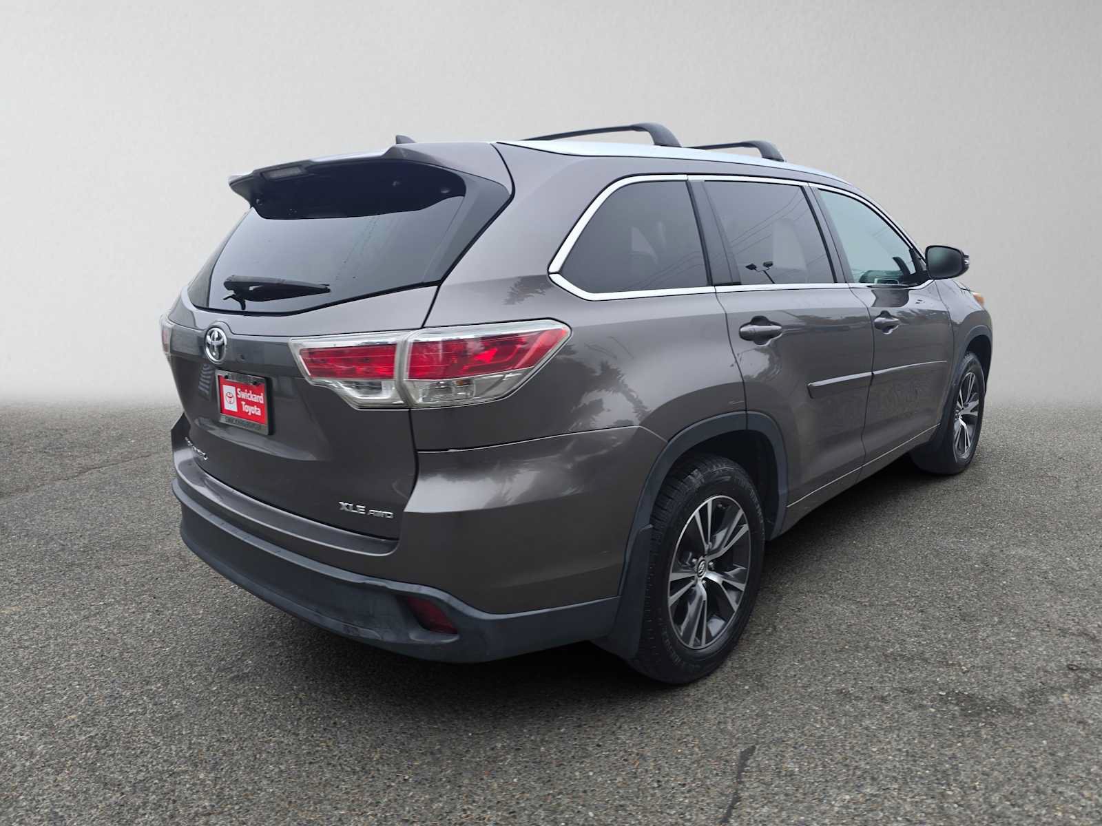 Used 2016 Toyota Highlander XLE AWD/4WD image 3