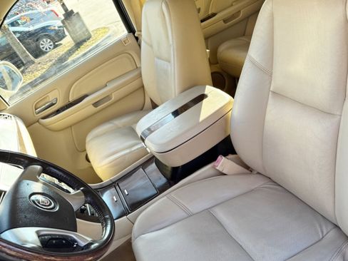 Used 2007 Cadillac Escalade AWD w/ Information Package image 14