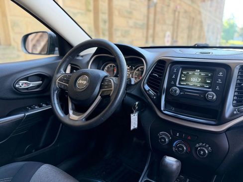 Used 2016 Jeep Cherokee Sport FWD image 12