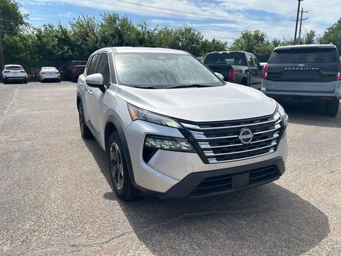 Used 2024 Nissan Rogue SV FWD image 1