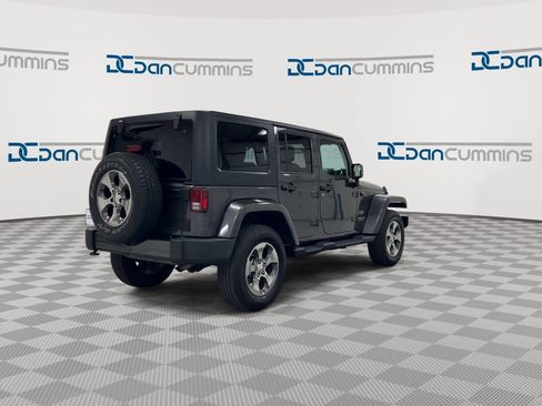 Used 2017 Jeep Wrangler Unlimited Sahara w/ Connectivity Group AWD/4WD image 8