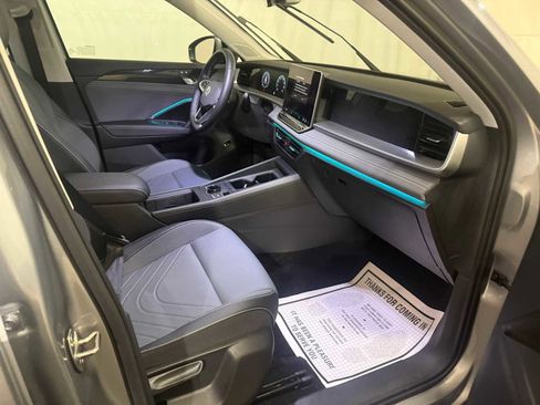 Certified 2025 Volkswagen Tiguan SE w/ Panoramic Sunroof Package image 28