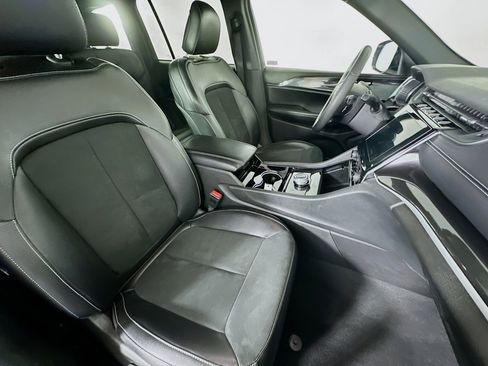 Used 2023 Jeep Grand Cherokee Altitude image 32