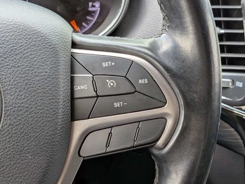 Used 2020 Jeep Grand Cherokee Laredo w/ 18" Wheel & 8.4" Radio Group AWD/4WD image 29