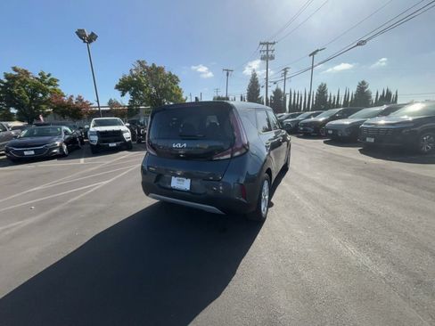 Used 2025 Kia Soul LX w/ LX Technology Package FWD image 13