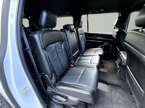 Certified 2024 Jeep Wagoneer L Series II w/ Flexible Seating Group RWD image 23