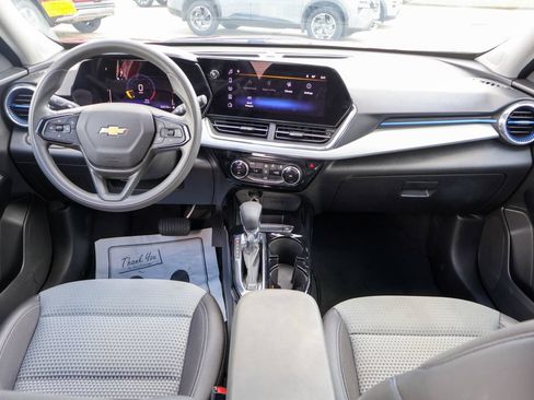 Used 2025 Chevrolet Trax LT FWD image 6