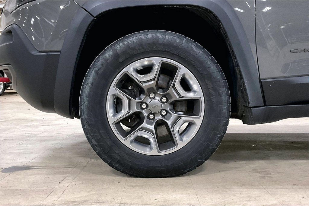 Used 2019 Jeep Cherokee Trailhawk w/ Cold Weather Group AWD/4WD image 9