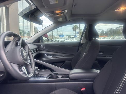 Certified 2025 Hyundai Elantra SEL image 5