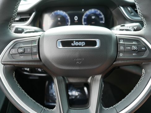 Used 2025 Jeep Grand Cherokee Laredo w/ Luxury Tech Group I AWD/4WD image 25
