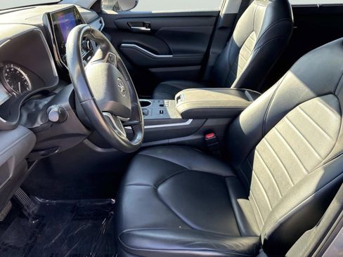 Used 2023 Toyota Highlander XLE image 29