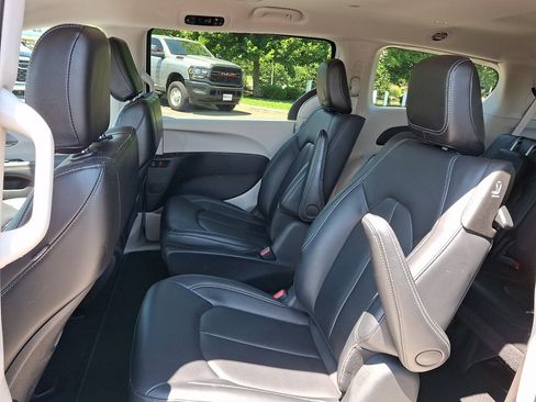 Used 2024 Chrysler Pacifica Limited FWD image 19