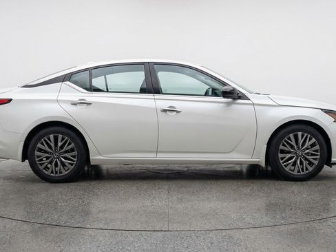 Used 2025 Nissan Altima 2.5 SV FWD image 11
