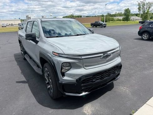Used 2025 Chevrolet Silverado EV RST AWD/4WD image 2