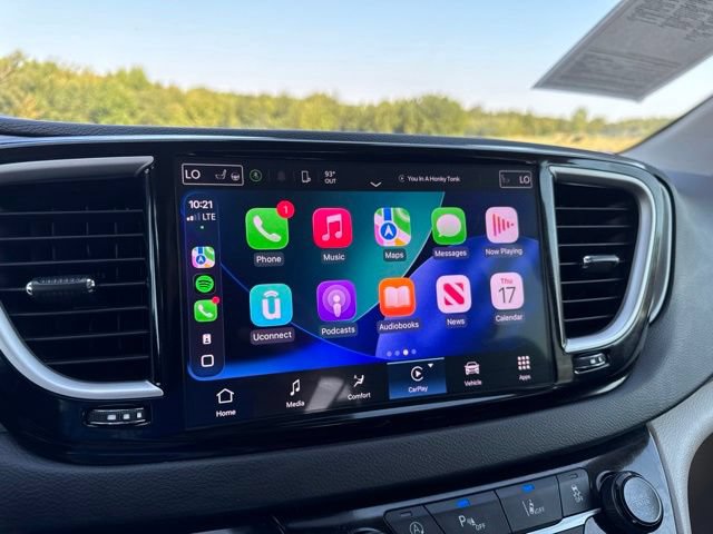 Used 2024 Chrysler Pacifica Touring-L FWD image 3