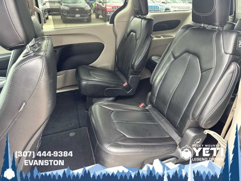 Used 2023 Chrysler Pacifica Touring-L FWD image 19