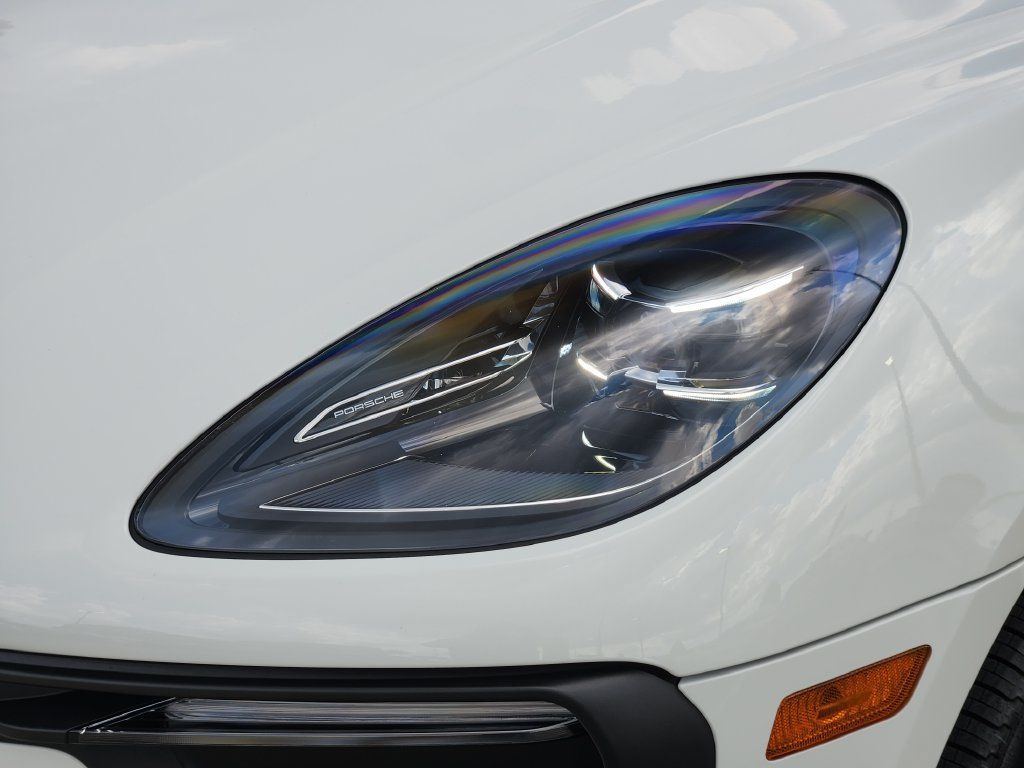Used 2024 Porsche Macan Turbo AWD/4WD image 9