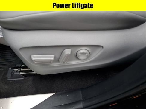 Used 2024 Toyota Highlander XLE image 25