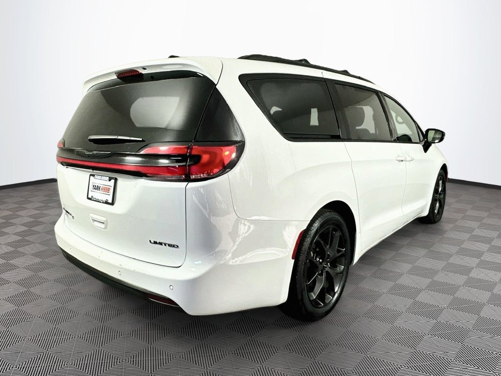 Certified 2025 Chrysler Pacifica Limited FWD image 11