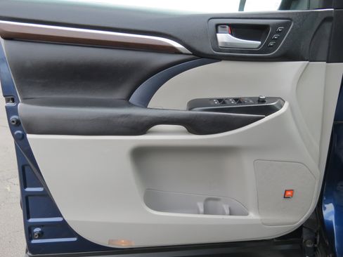 Used 2016 Toyota Highlander Limited image 30