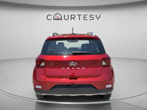 Used 2024 Hyundai Venue Limited image 4