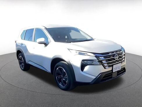 Used 2025 Nissan Rogue SV FWD image 2