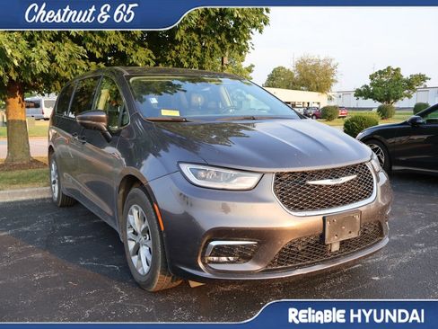 Used 2023 Chrysler Pacifica Touring-L AWD/4WD image 2