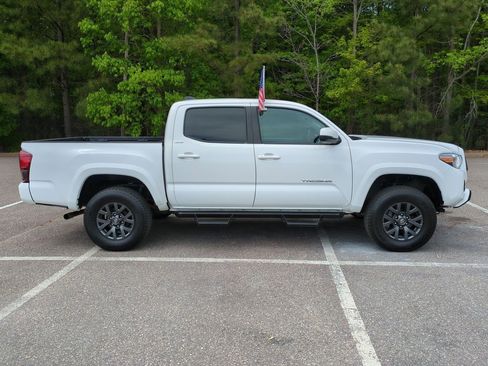 Used 2023 Toyota Tacoma SR5 w/ Technology Package AWD/4WD image 3