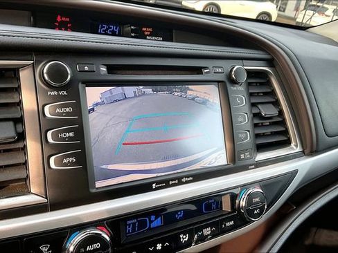 Used 2019 Toyota Highlander XLE image 11