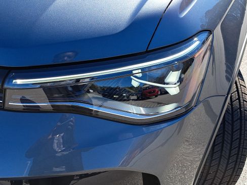 Certified 2025 Volkswagen Taos SE image 28