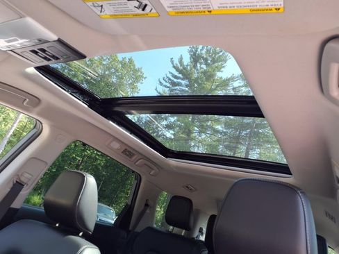 Used 2024 Nissan Pathfinder SL w/ SL Premium Package image 24