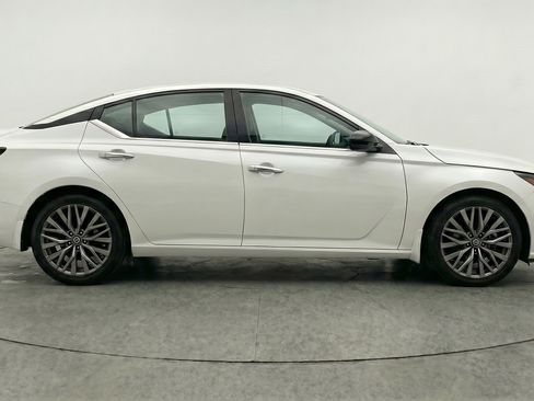 Used 2025 Nissan Altima 2.5 SV FWD image 11