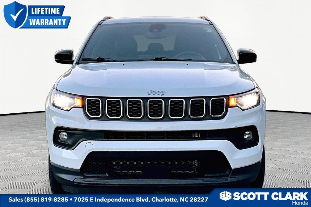 Used 2024 Jeep Compass Latitude AWD/4WD image 2