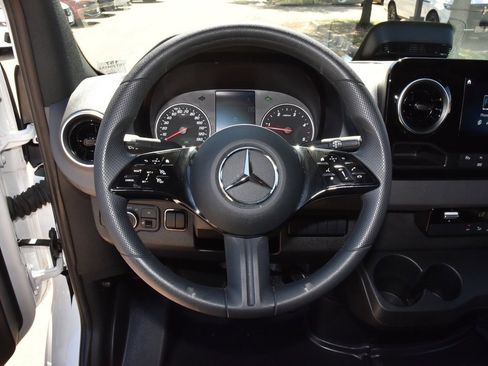 Used 2025 Mercedes-Benz Sprinter 2500 image 24