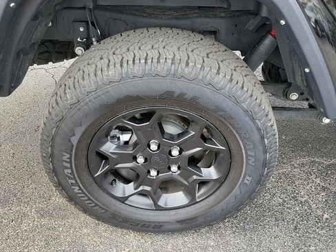 Used 2023 Jeep Gladiator Sport AWD/4WD image 7