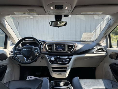 Used 2018 Chrysler Pacifica Touring-L FWD image 17